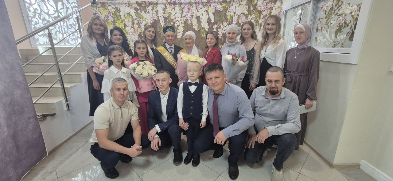 Кукмараның Никахлашу сараенда алтын туйларын билгеләп үтүче парны хөрмәтләделәр
