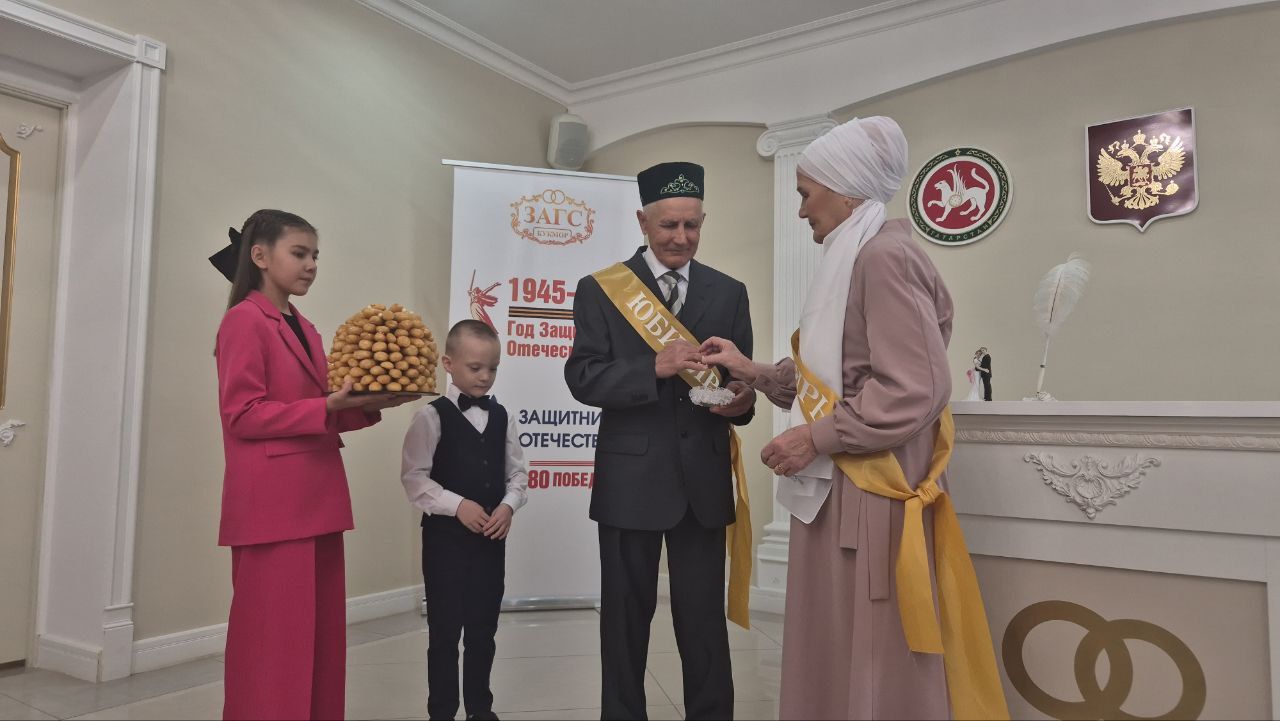 Кукмараның Никахлашу сараенда алтын туйларын билгеләп үтүче парны хөрмәтләделәр