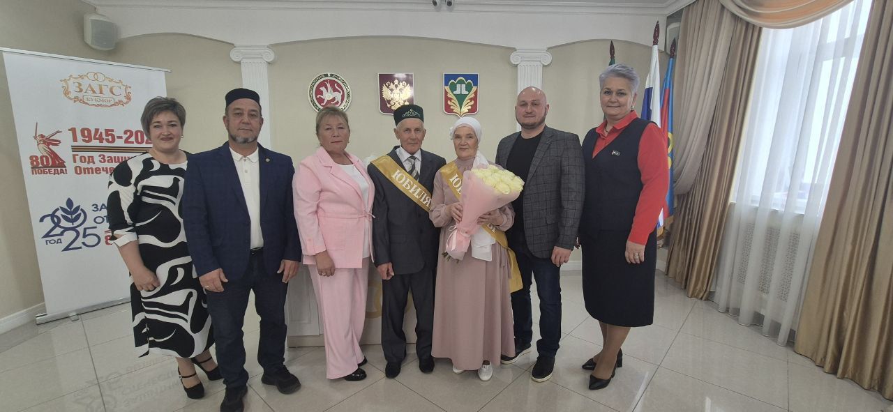 Кукмараның Никахлашу сараенда алтын туйларын билгеләп үтүче парны хөрмәтләделәр