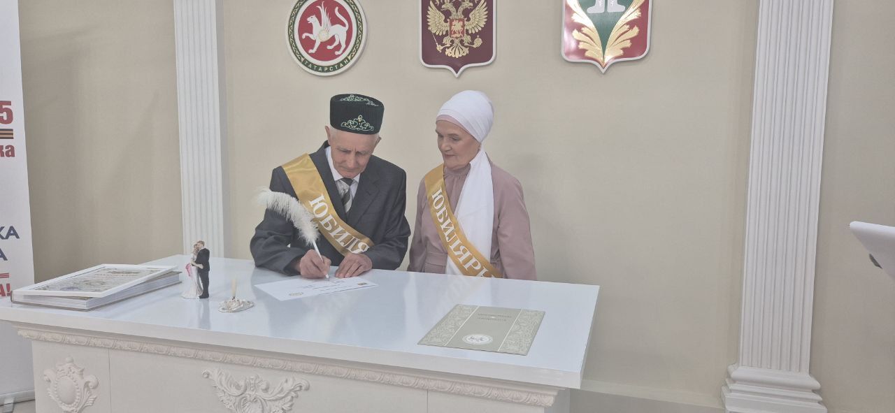 Кукмараның Никахлашу сараенда алтын туйларын билгеләп үтүче парны хөрмәтләделәр
