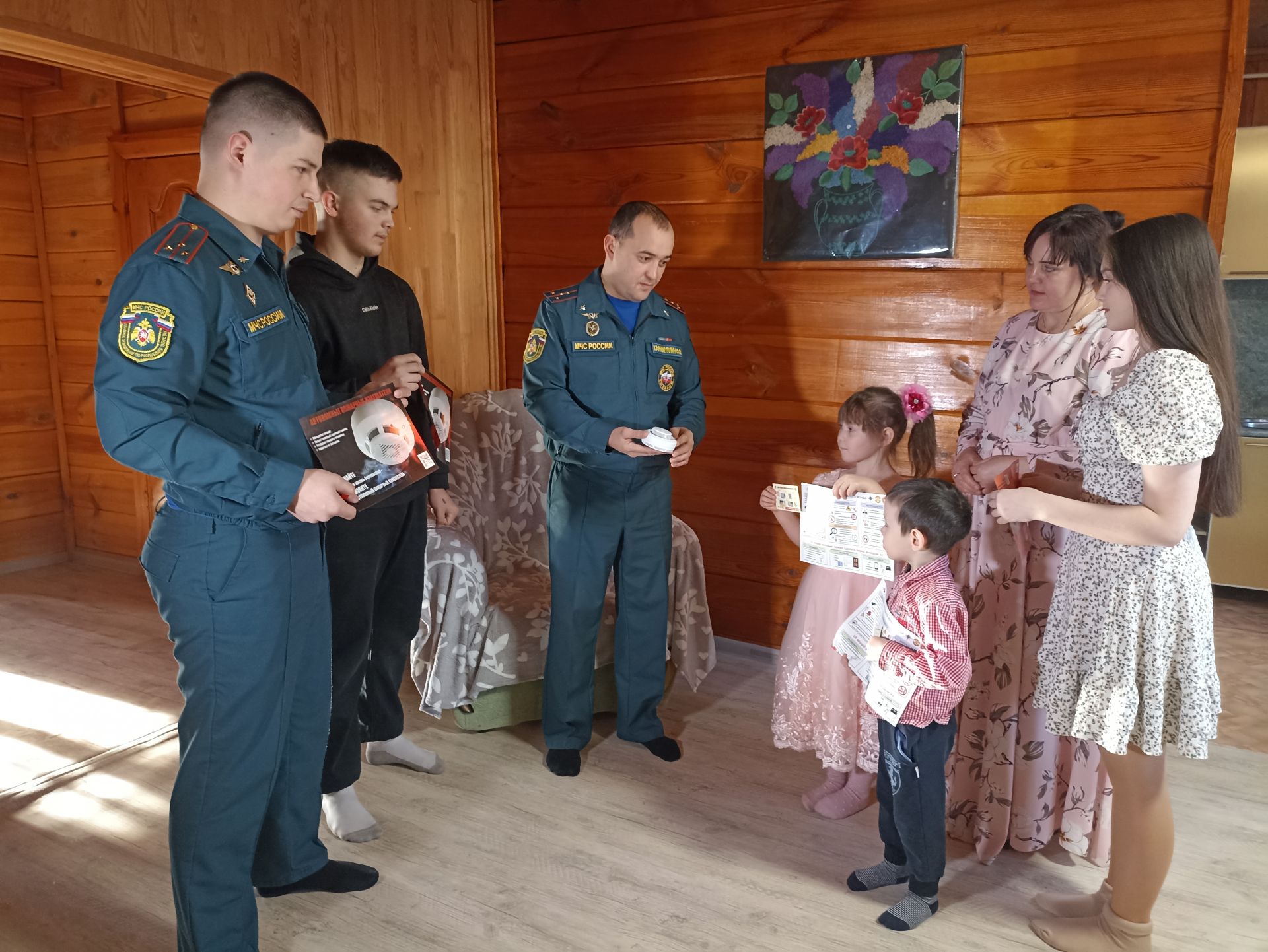 Төтенне сизә, хәвефне кисәтә: Байлангардан күпбалалы гаилә йортына янгын чыгу турында хәбәр бирүче җайланма урнаштырылды