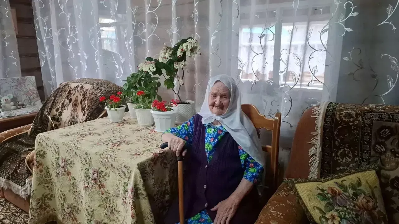Кукмара районында яшәүче 102 яшьлек Фәһимә Зәйнәгыеваны Өлкәннәр көне белән котладылар