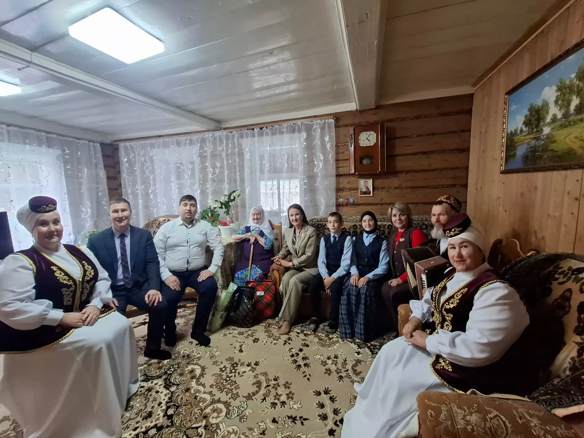 Кукмара районында яшәүче 102 яшьлек Фәһимә Зәйнәгыеваны Өлкәннәр көне белән котладылар