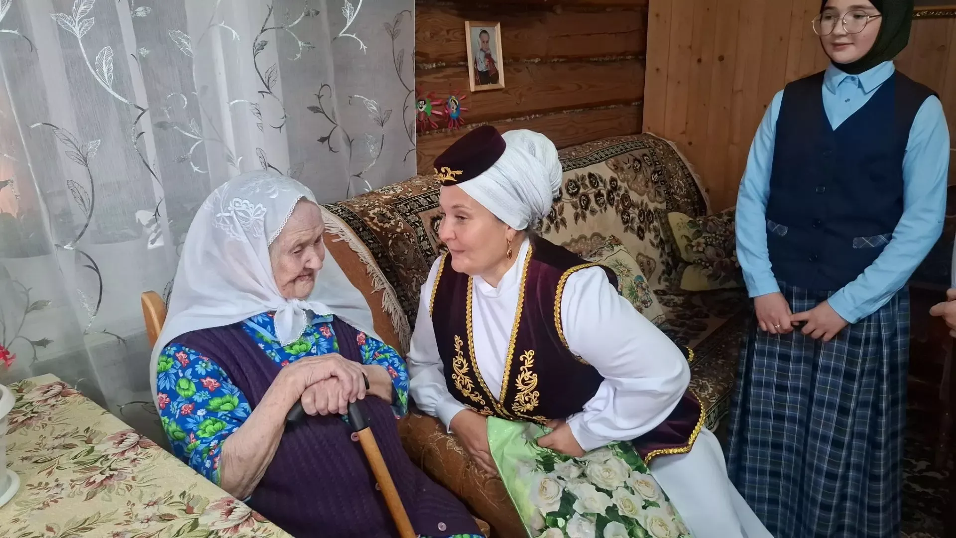 Кукмара районында яшәүче 102 яшьлек Фәһимә Зәйнәгыеваны Өлкәннәр көне белән котладылар