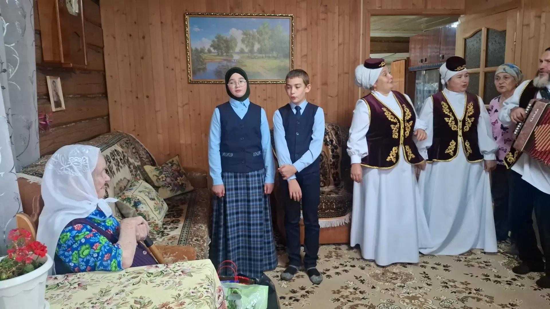 Кукмара районында яшәүче 102 яшьлек Фәһимә Зәйнәгыеваны Өлкәннәр көне белән котладылар
