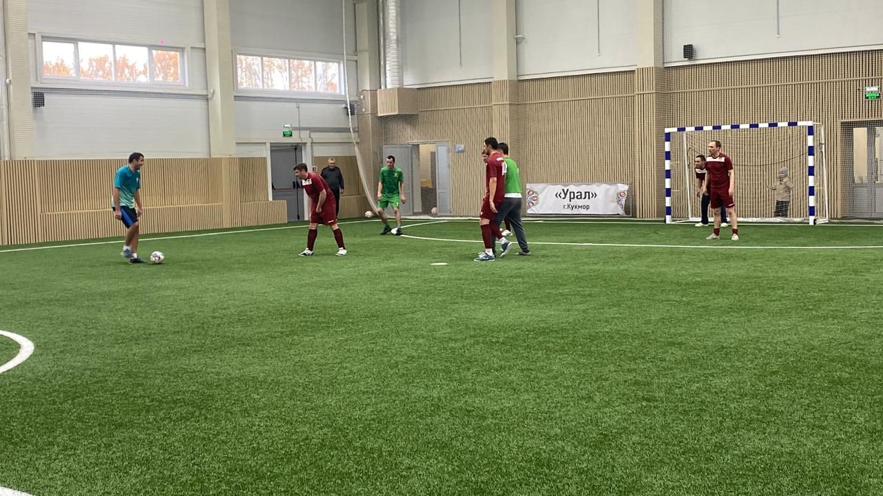 В футбольном манеже «Урал» села Большой Кукмор прошел турнир, организованный в честь гвардии старшего лейтенанта Ильмира Кашапова