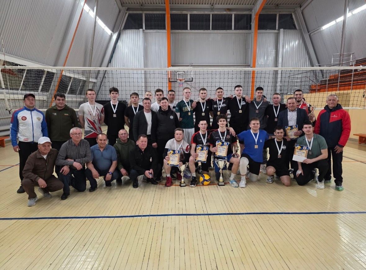 Спортивная память и борьба за победу: В Кукморском районе прошёл волейбольный турнир