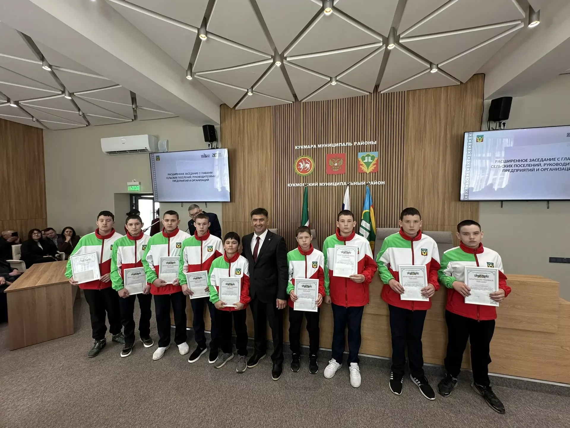 Жителей Кукморского района наградили на расширенном заседании