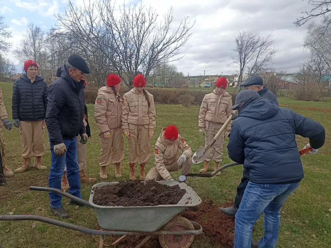 Кукмарада Чернобыль геройлары истәлегенә алмагач үсентеләре утырттылар