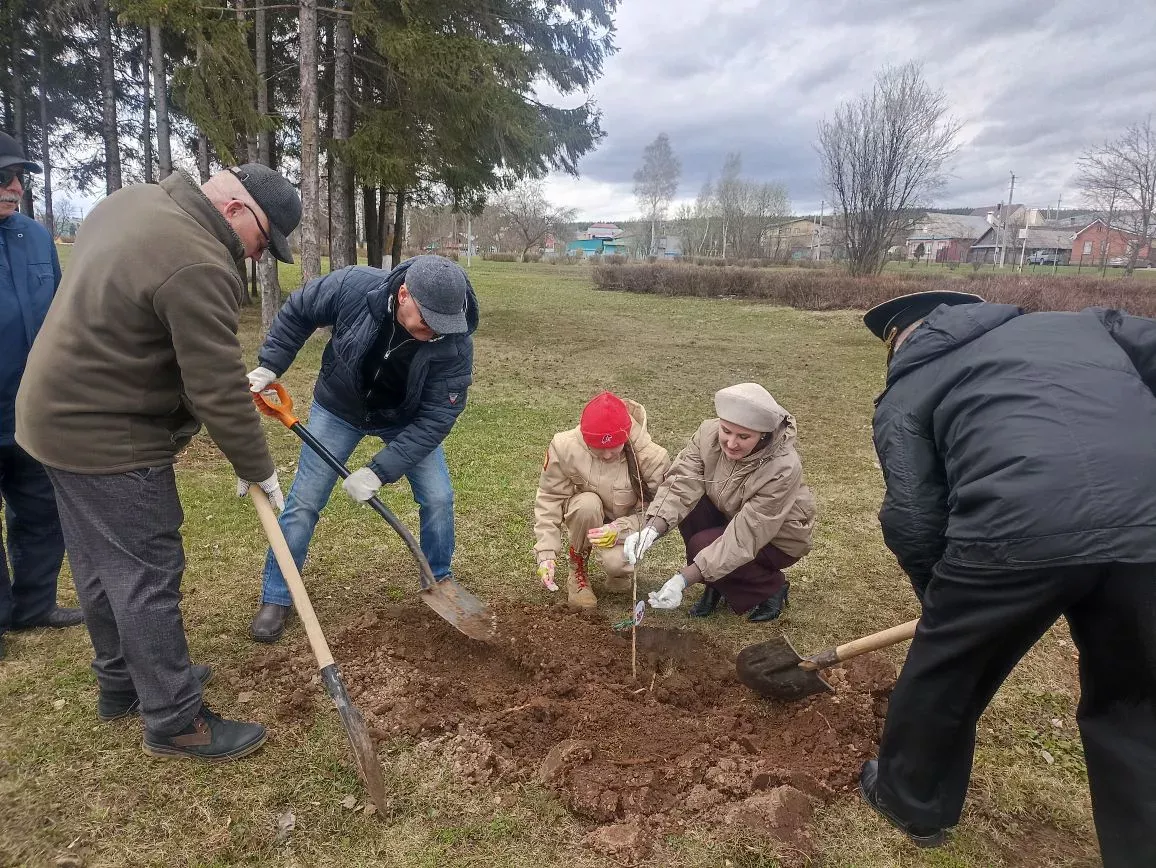 Кукмарада Чернобыль геройлары истәлегенә алмагач үсентеләре утырттылар