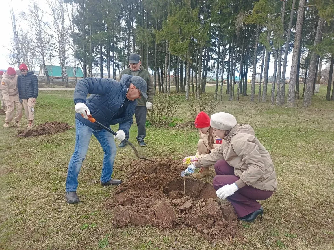 Кукмарада Чернобыль геройлары истәлегенә алмагач үсентеләре утырттылар