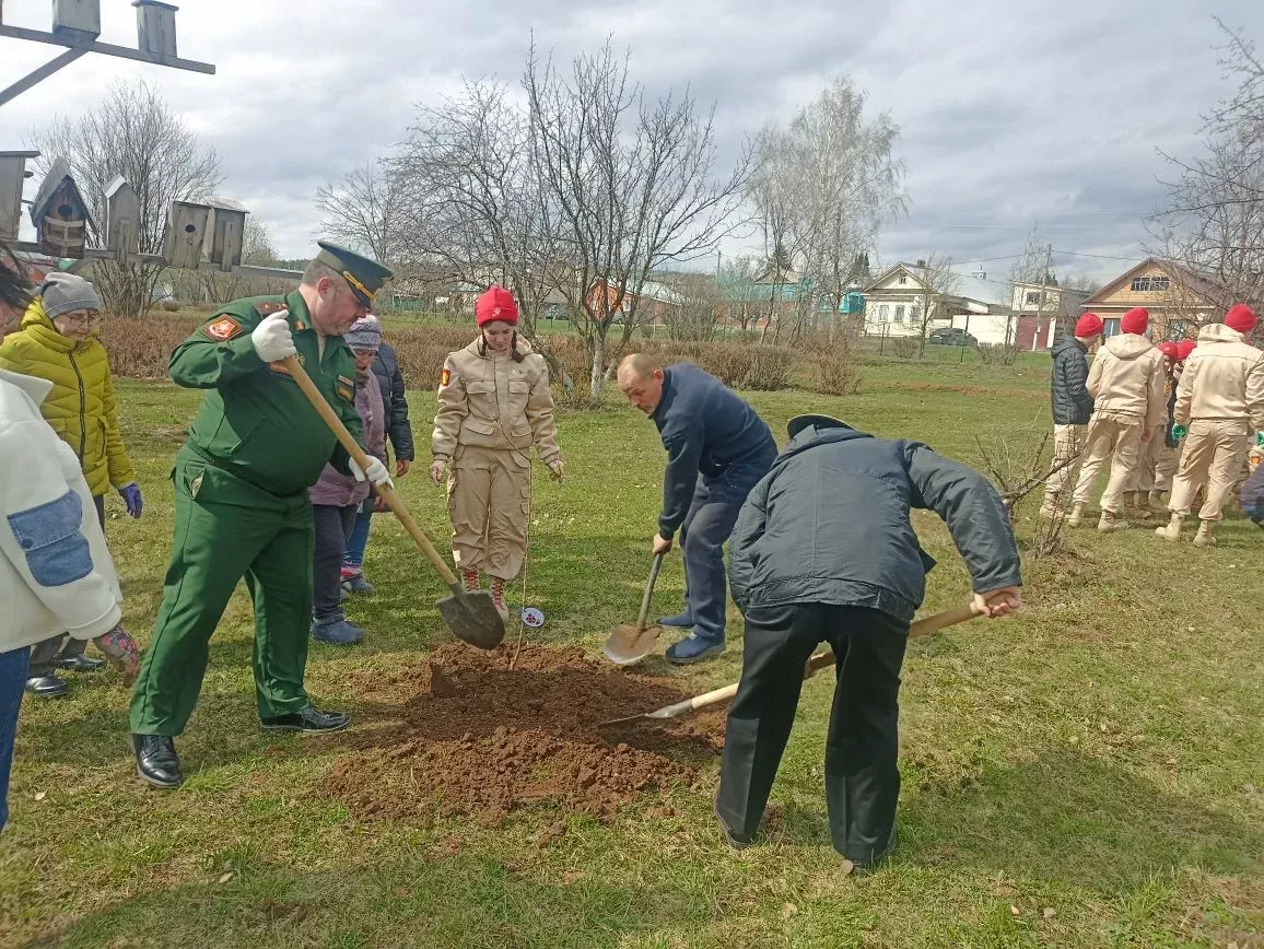 Кукмарада Чернобыль геройлары истәлегенә алмагач үсентеләре утырттылар