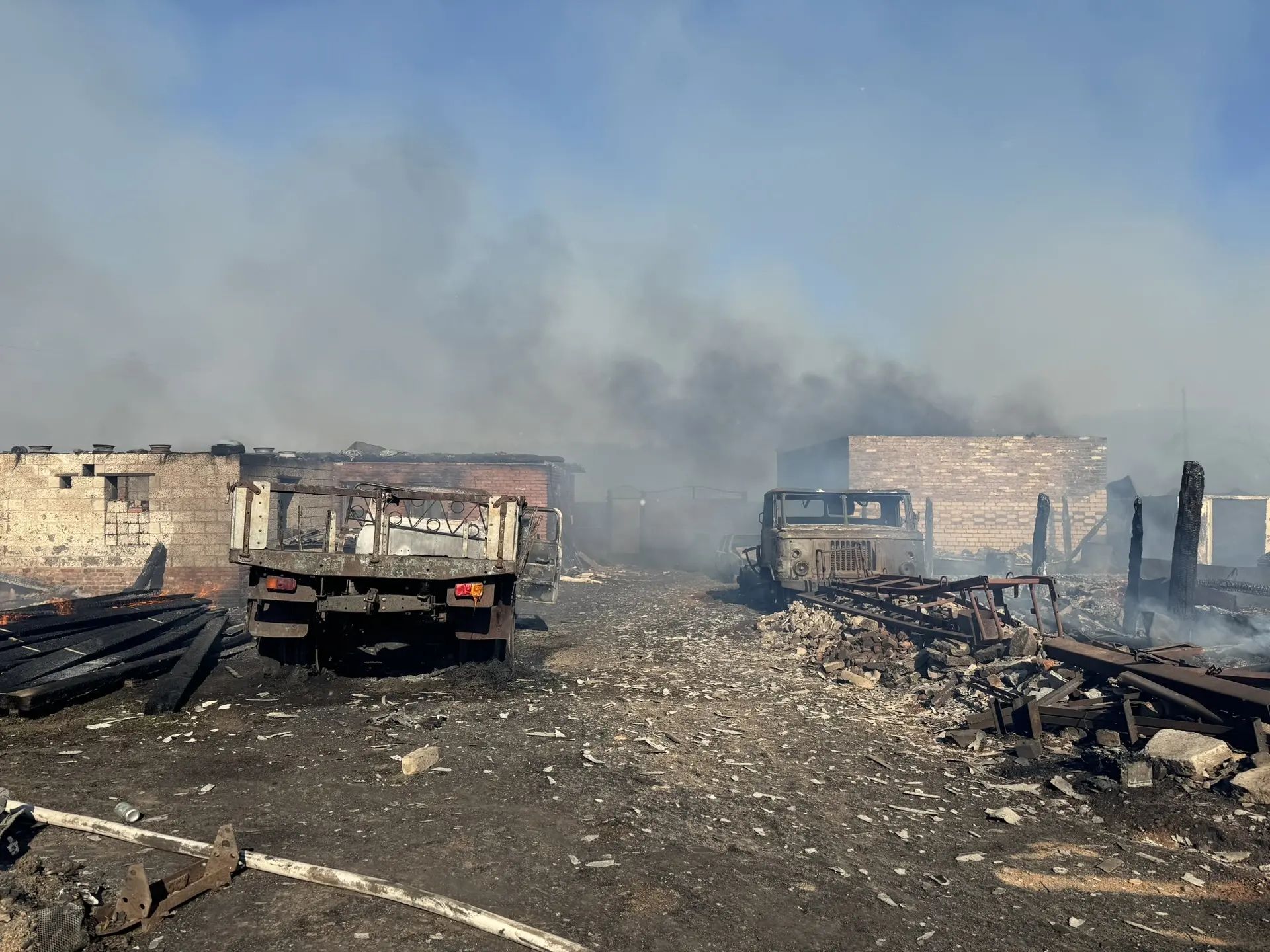 Поможем всем миром: в Кукморском районе пожар оставил людей без дома и хозяйства