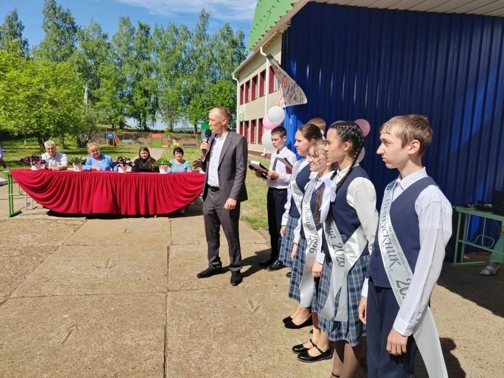 Яшьлек дулкынында: Кукмара районы мәктәпләрендә соңгы кыңгырау чыңлады