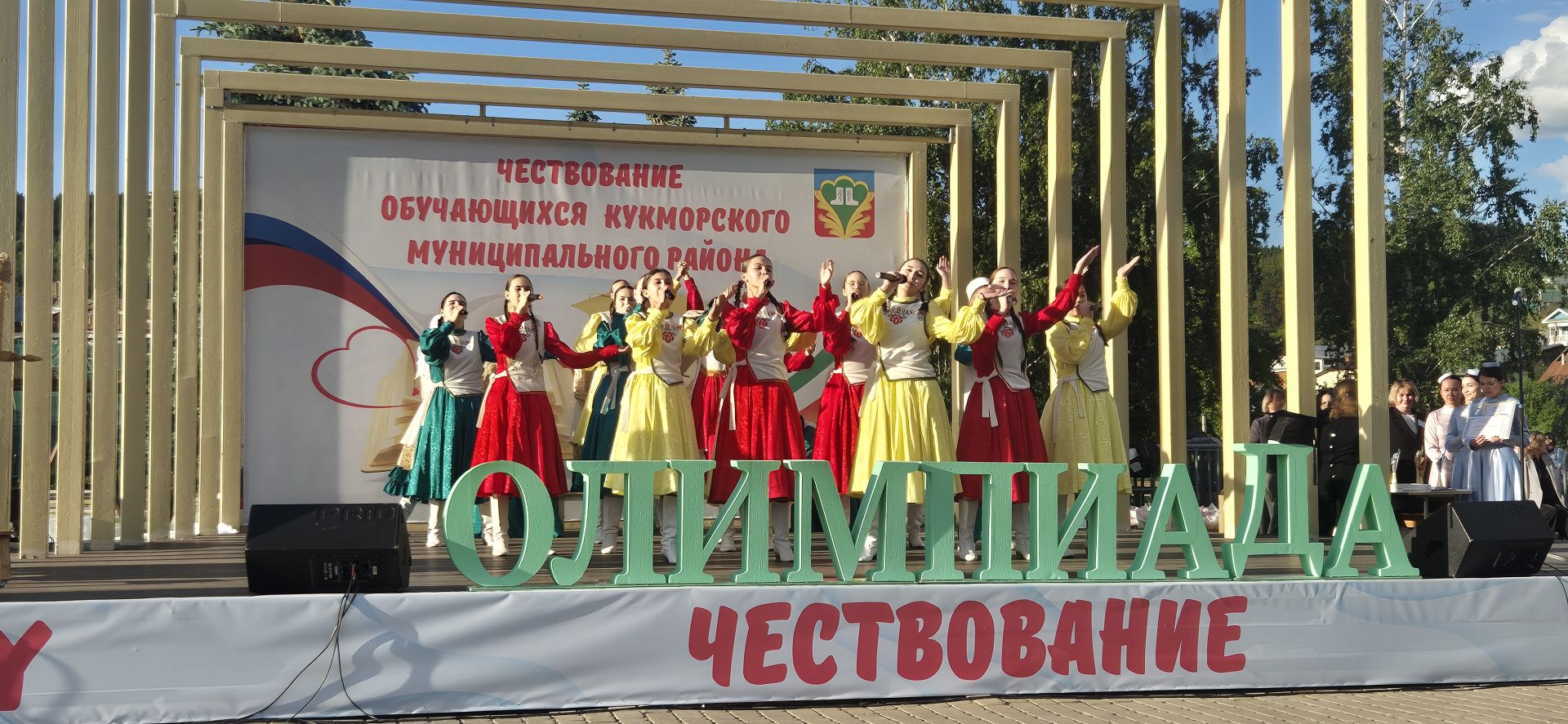 Фоторепортаж: Кукмарада уку алдынгылары бүләкләнде