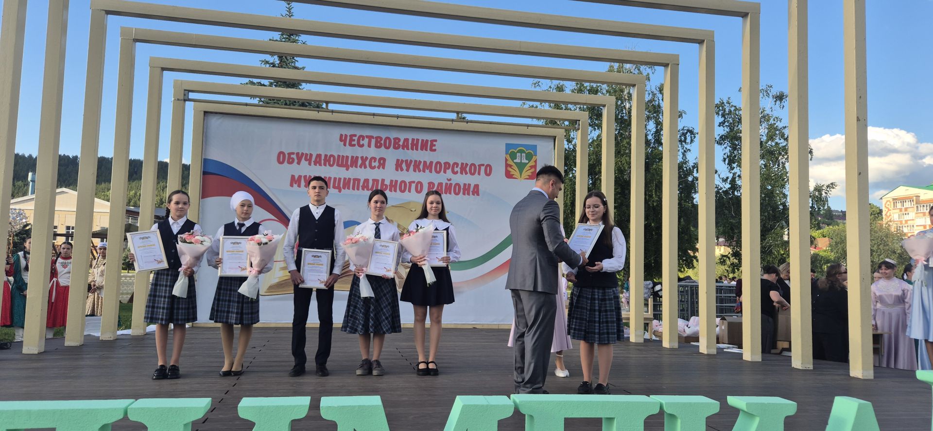 Фоторепортаж: Кукмарада уку алдынгылары бүләкләнде