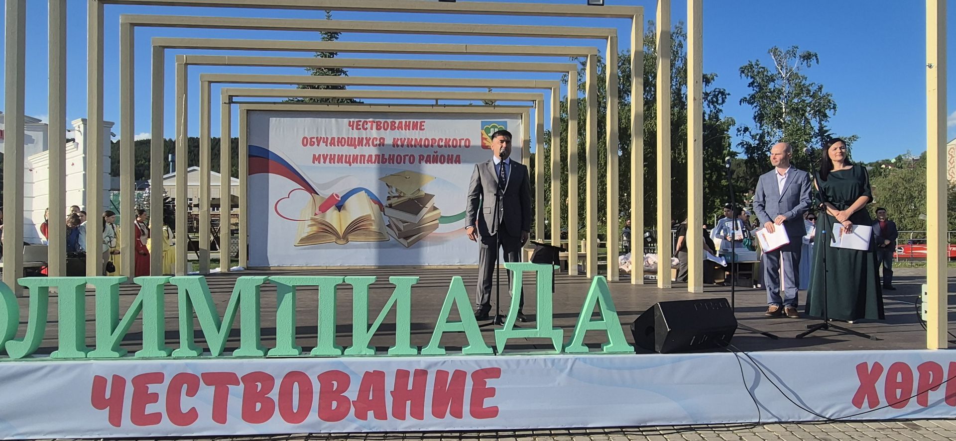 Фоторепортаж: Кукмарада уку алдынгылары бүләкләнде