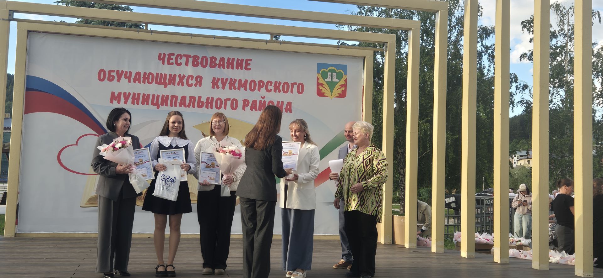 Фоторепортаж: Кукмарада уку алдынгылары бүләкләнде