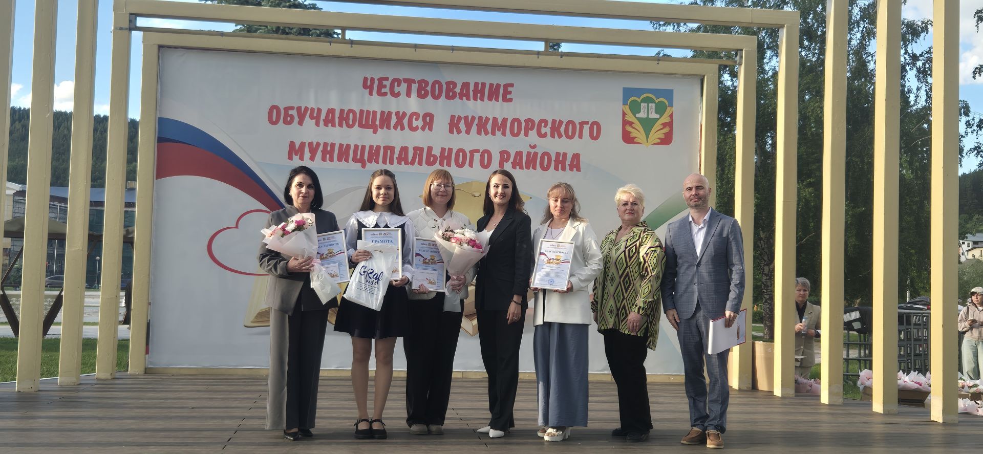 Фоторепортаж: Кукмарада уку алдынгылары бүләкләнде