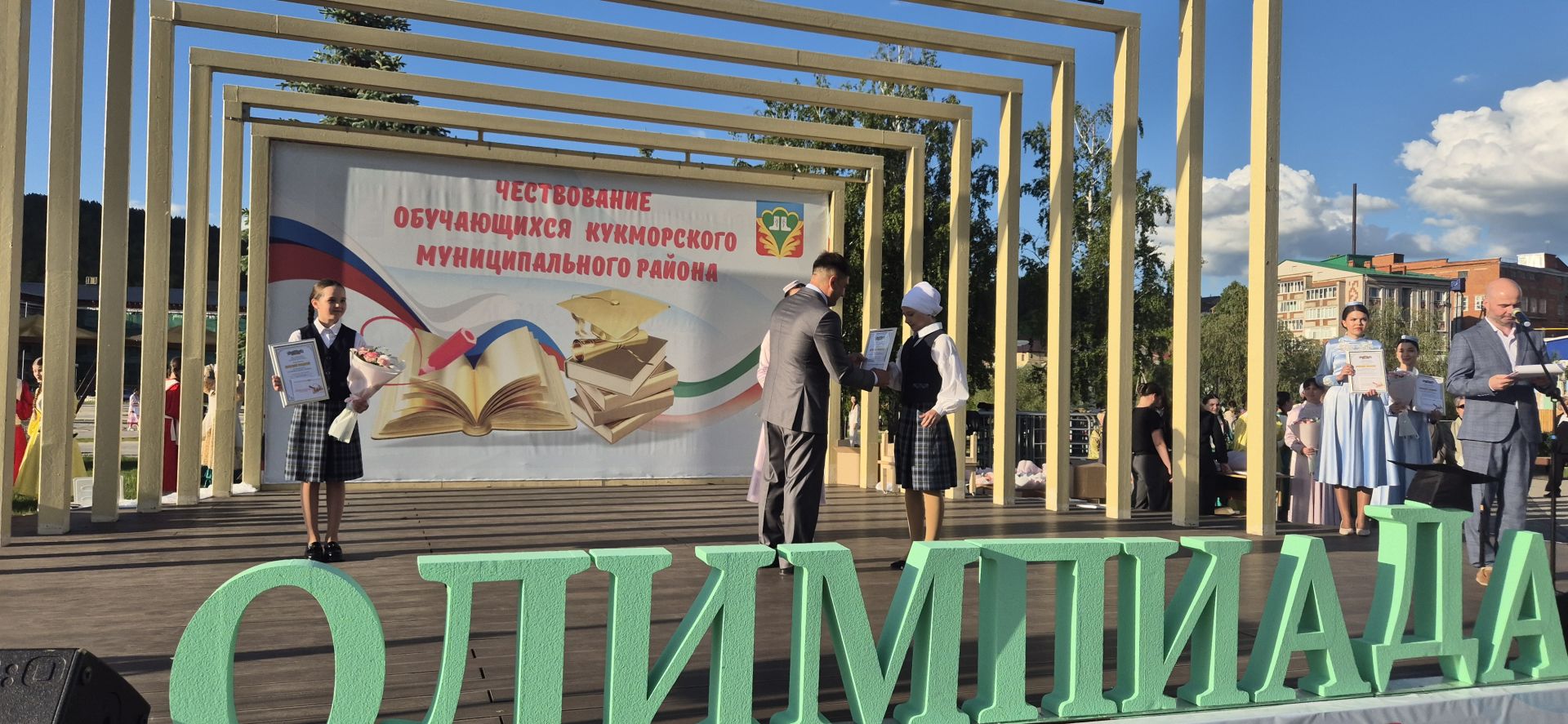 Фоторепортаж: Кукмарада уку алдынгылары бүләкләнде