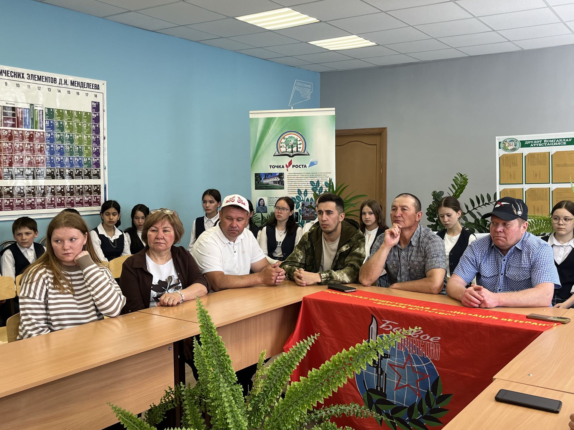 Память, мужество, подвиг: В Кукморском районе открыли мемориальную доску и парты Героев