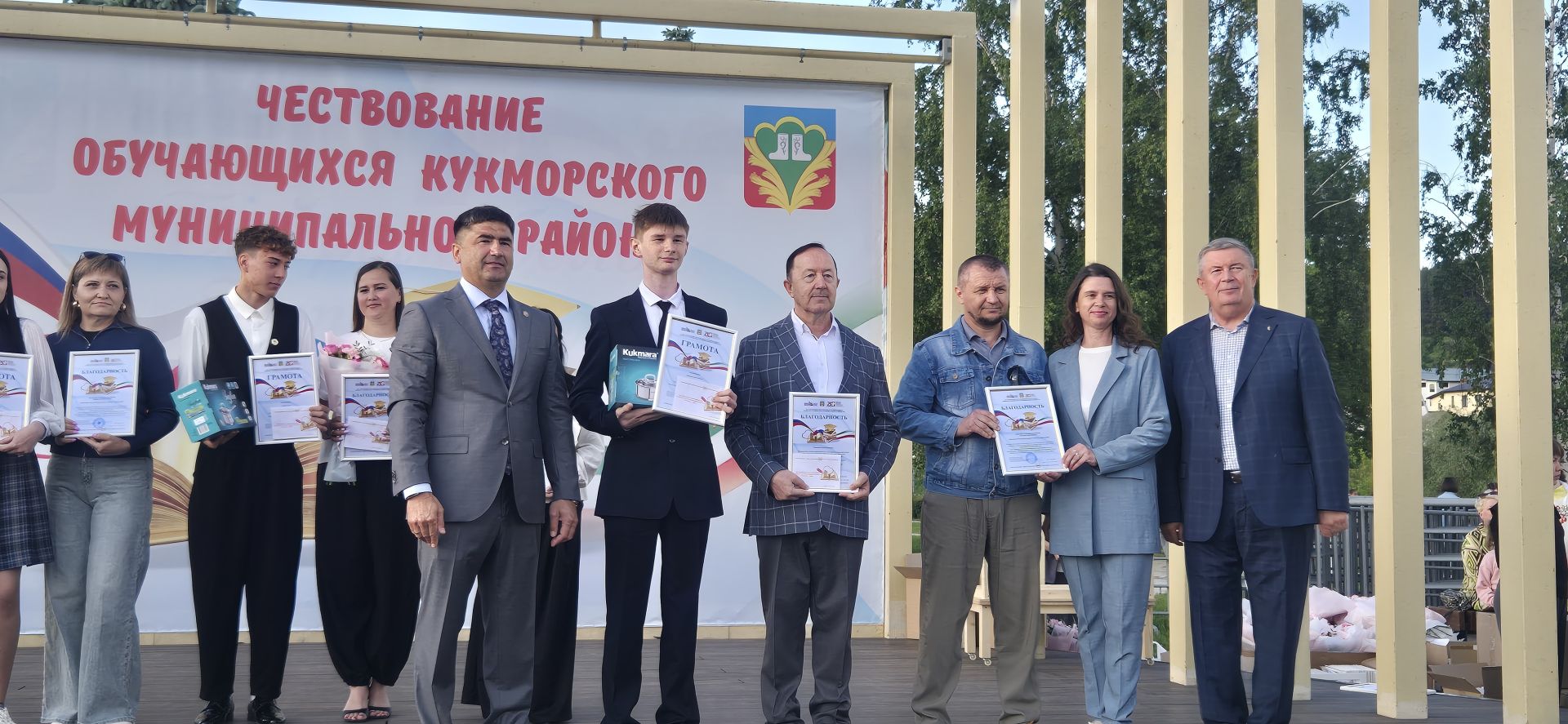 Фоторепортаж: Кукмарада уку алдынгылары бүләкләнде