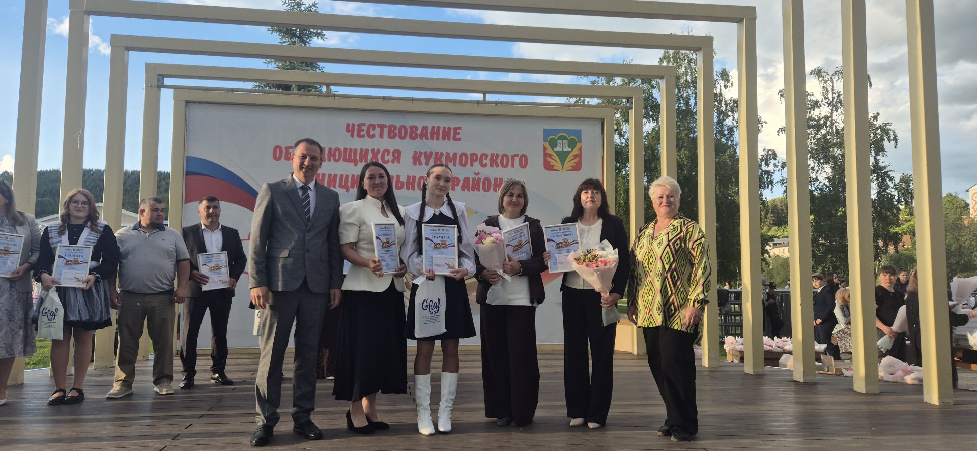 Фоторепортаж: Кукмарада уку алдынгылары бүләкләнде