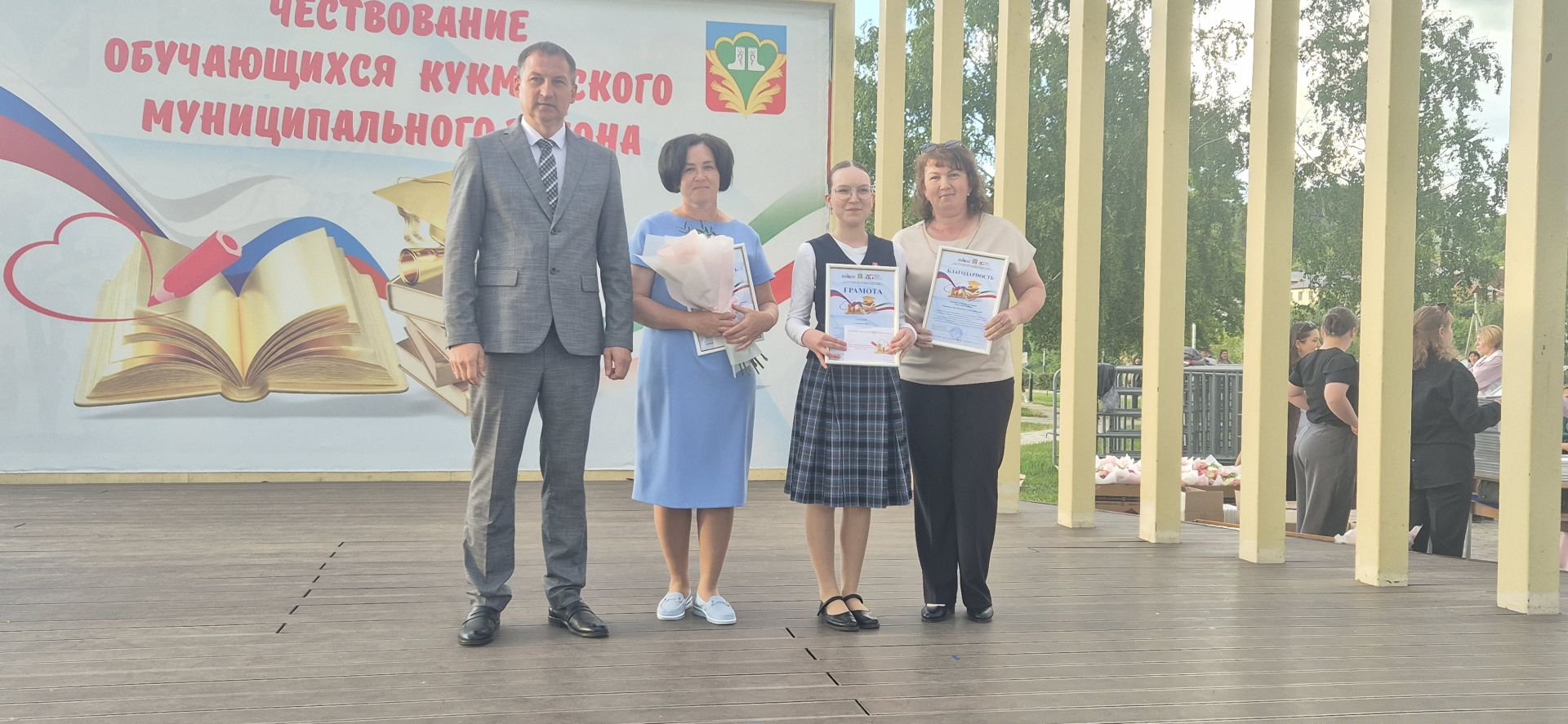 Фоторепортаж: Кукмарада уку алдынгылары бүләкләнде
