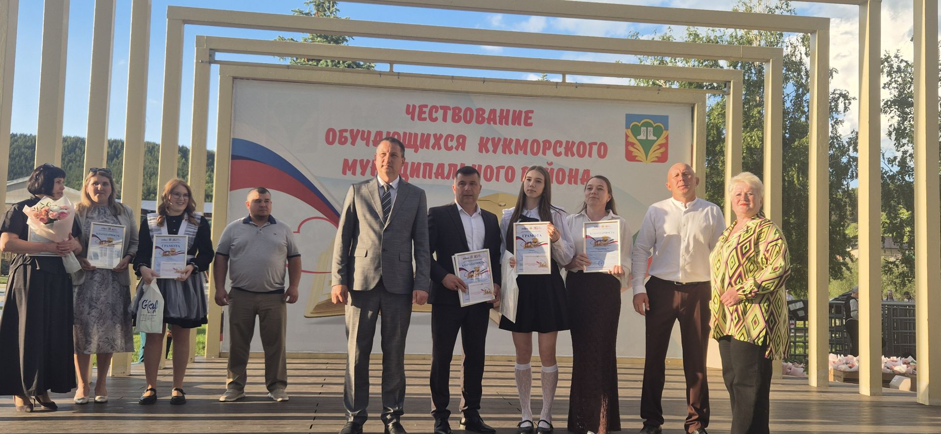 Фоторепортаж: Кукмарада уку алдынгылары бүләкләнде