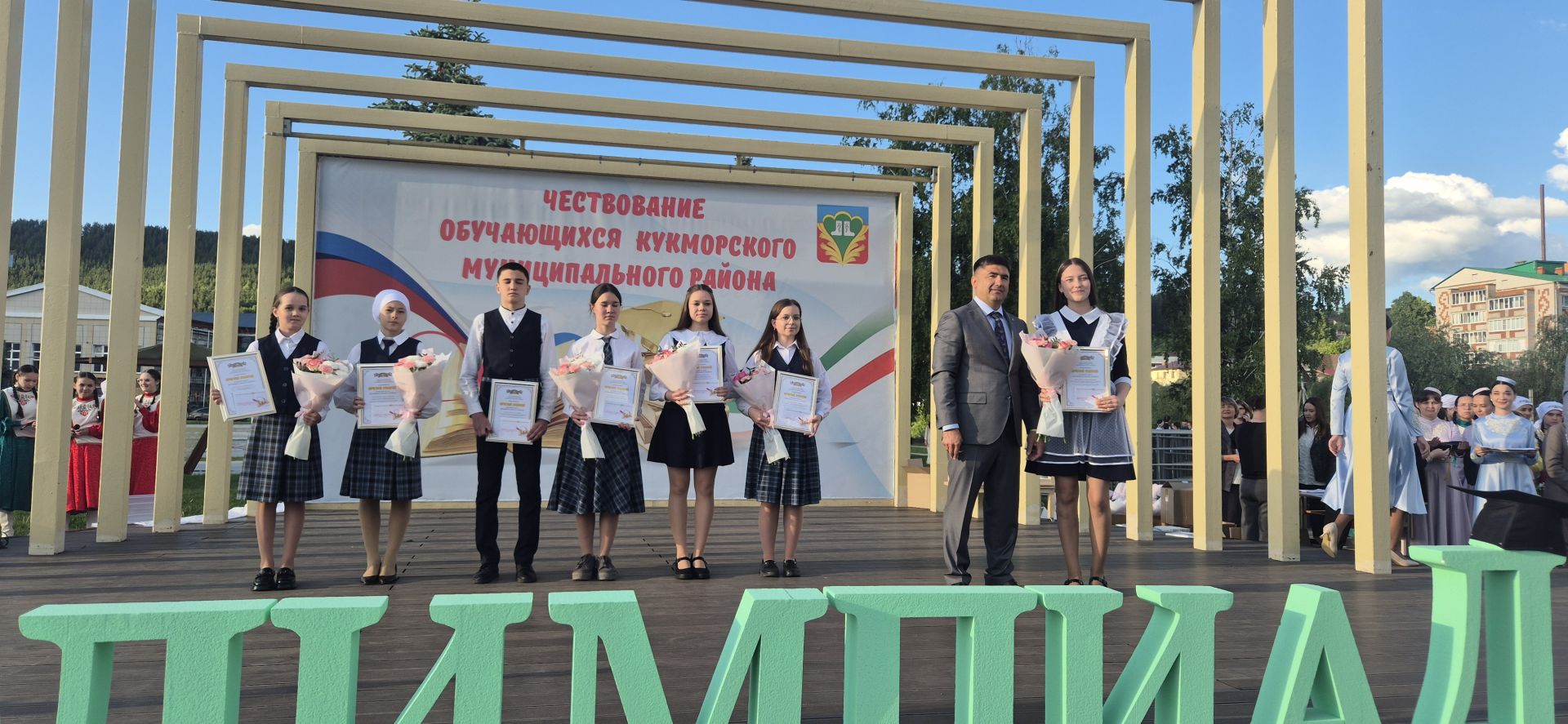 Фоторепортаж: Кукмарада уку алдынгылары бүләкләнде