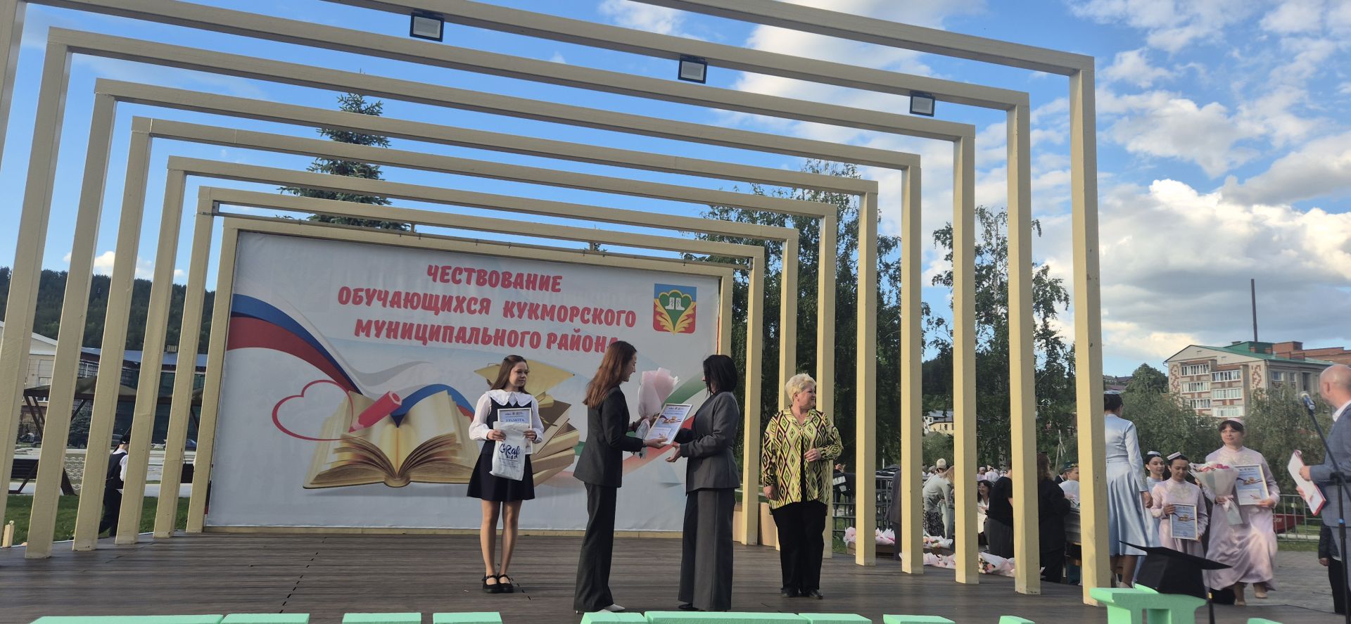 Фоторепортаж: Кукмарада уку алдынгылары бүләкләнде