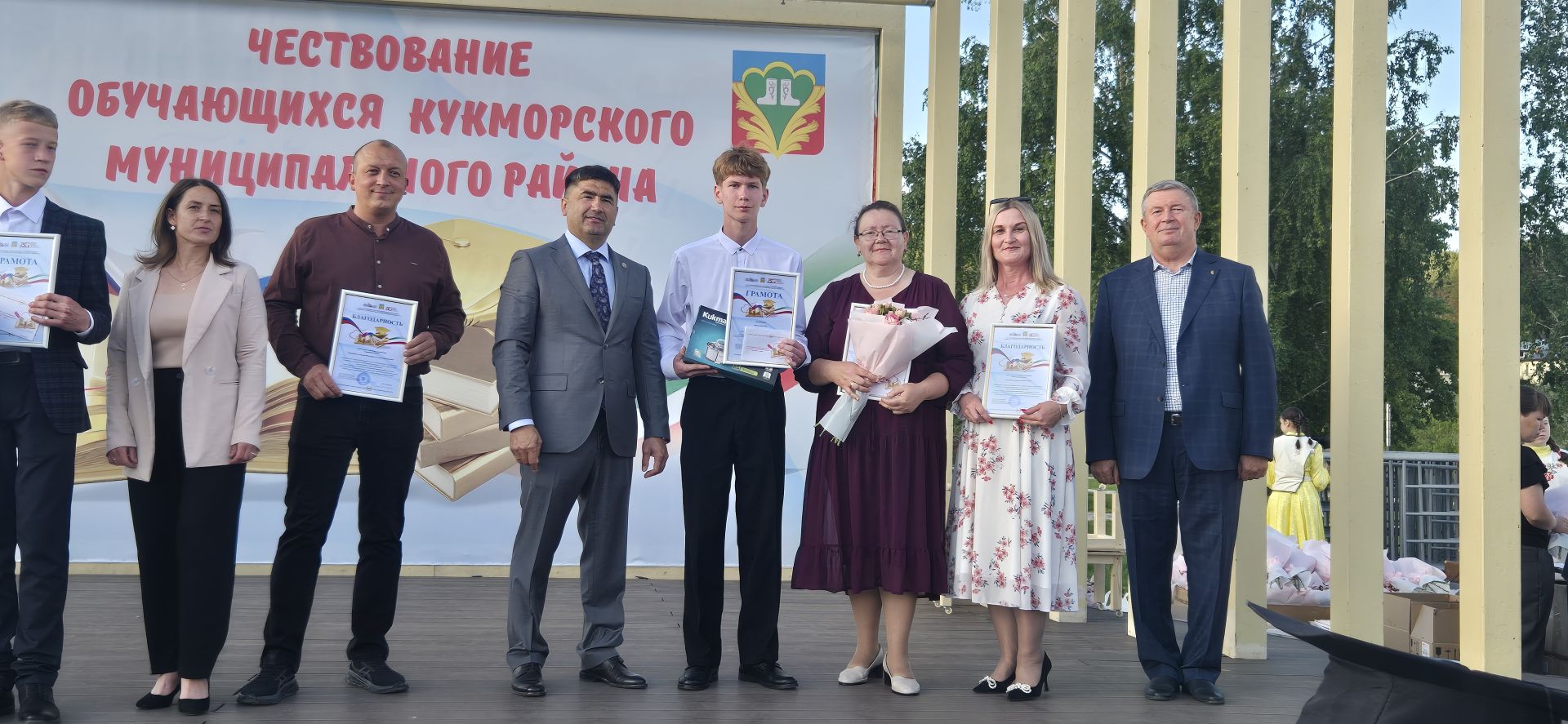 Фоторепортаж: Кукмарада уку алдынгылары бүләкләнде