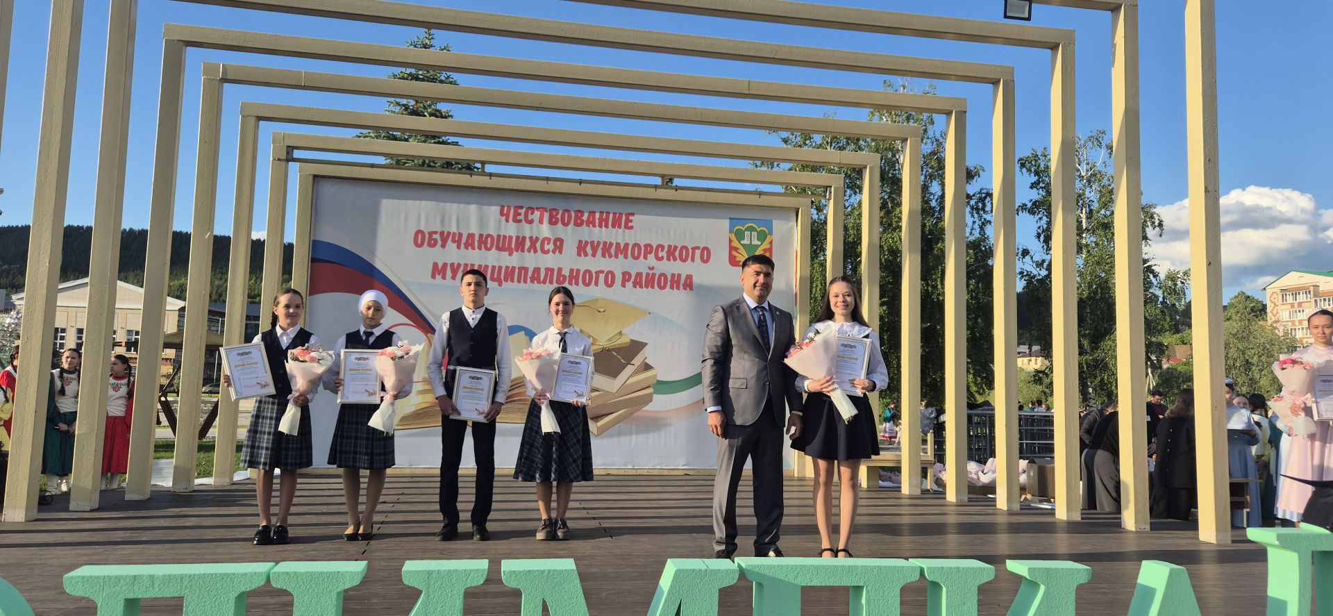 Фоторепортаж: Кукмарада уку алдынгылары бүләкләнде