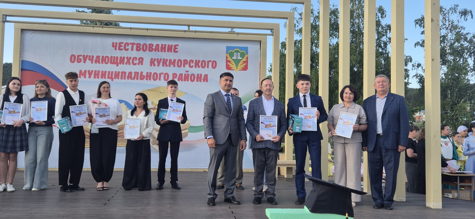 Фоторепортаж: Кукмарада уку алдынгылары бүләкләнде
