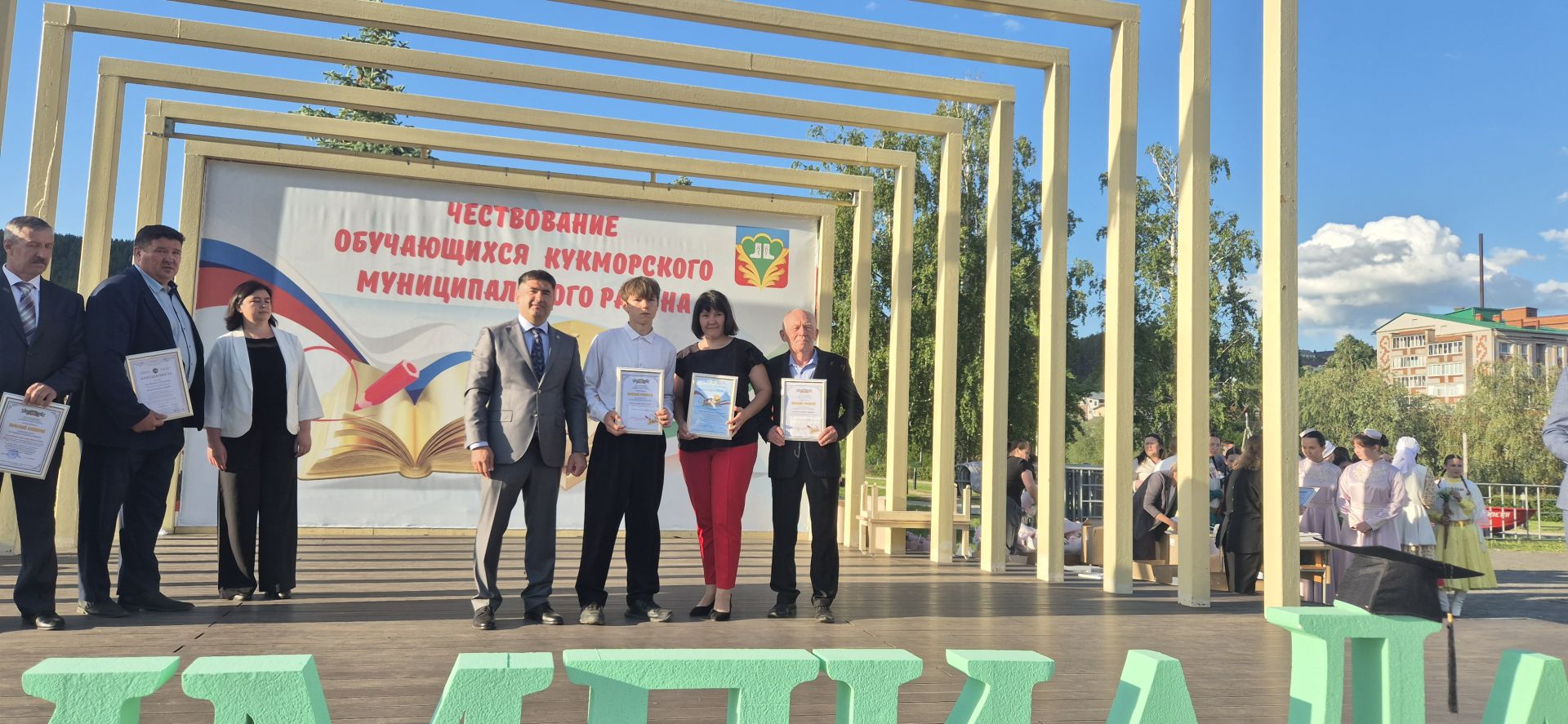 Фоторепортаж: Кукмарада уку алдынгылары бүләкләнде