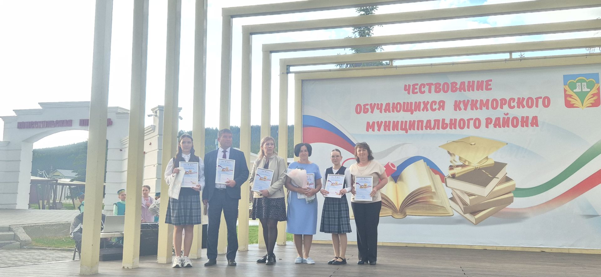 Фоторепортаж: Кукмарада уку алдынгылары бүләкләнде