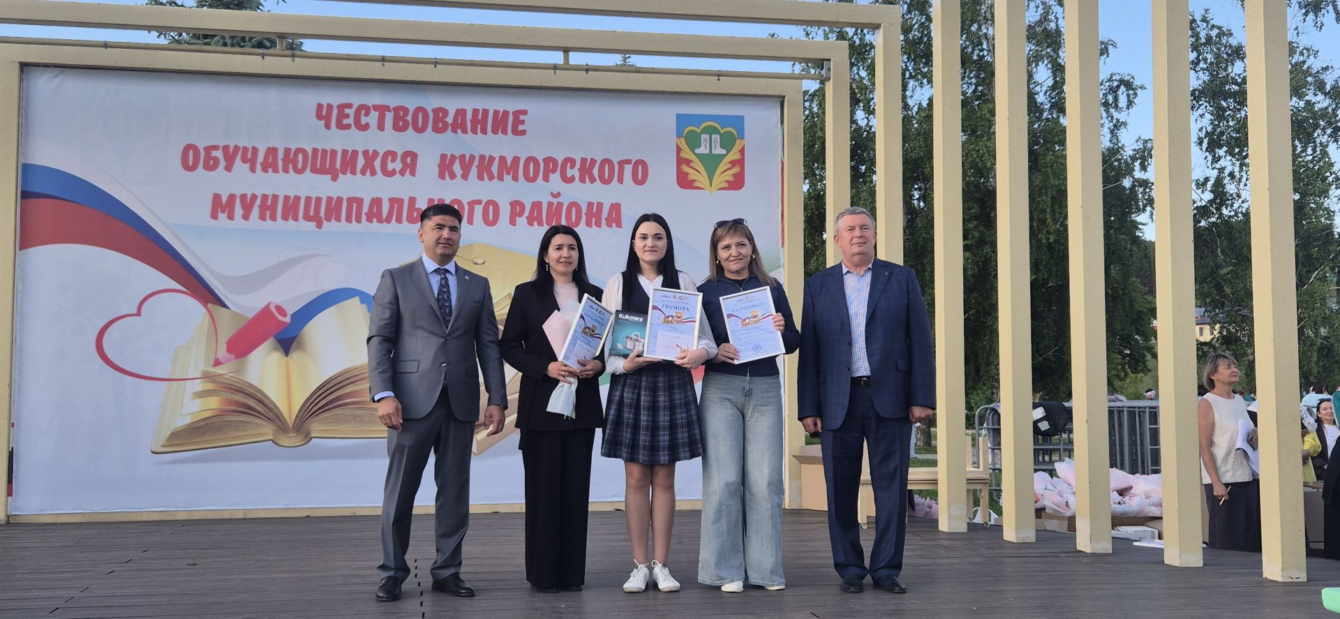 Фоторепортаж: Кукмарада уку алдынгылары бүләкләнде