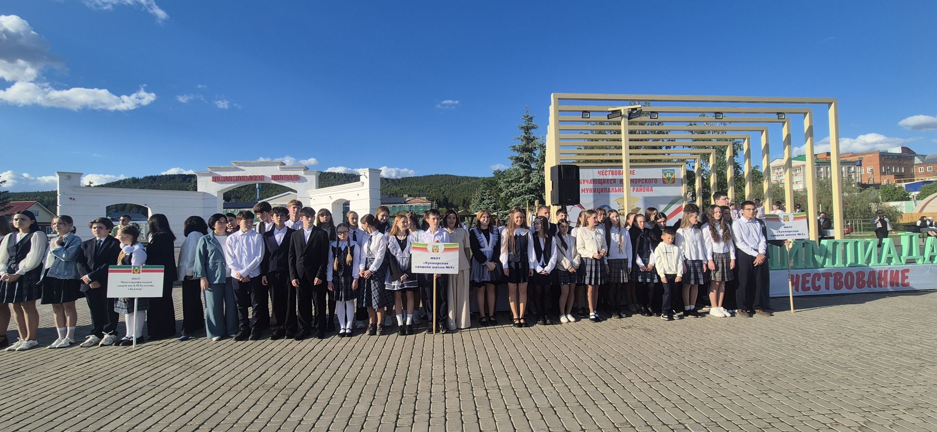 Фоторепортаж: Кукмарада уку алдынгылары бүләкләнде