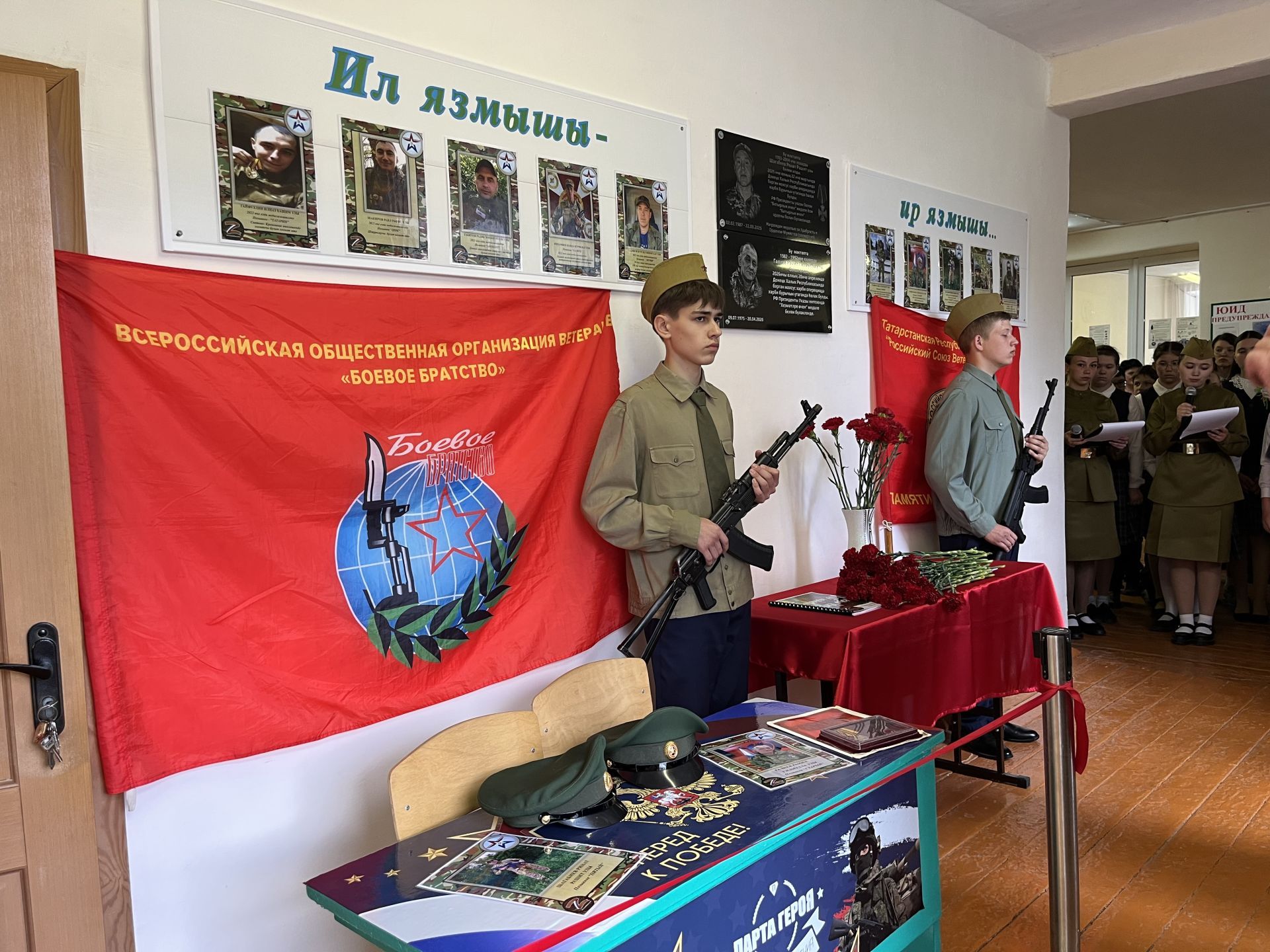 Память, мужество, подвиг: В Кукморском районе открыли мемориальную доску и парты Героев