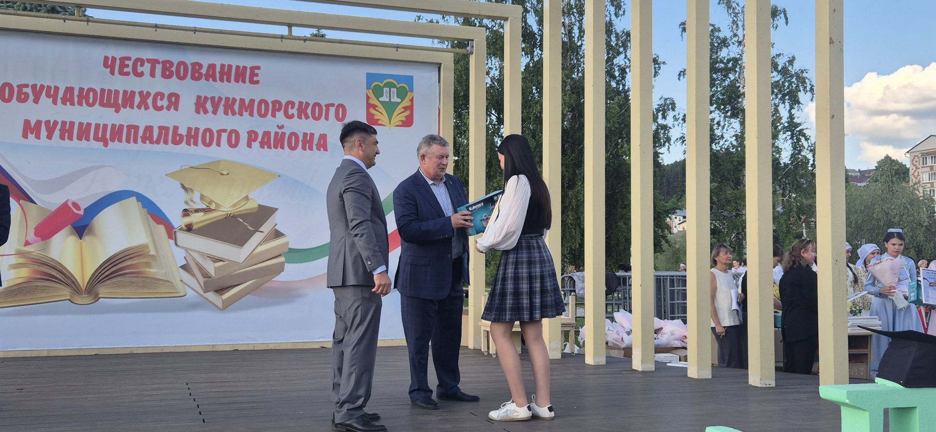Фоторепортаж: Кукмарада уку алдынгылары бүләкләнде
