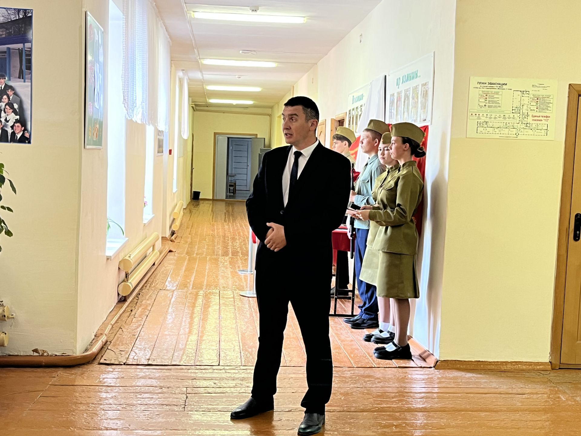 Память, мужество, подвиг: В Кукморском районе открыли мемориальную доску и парты Героев