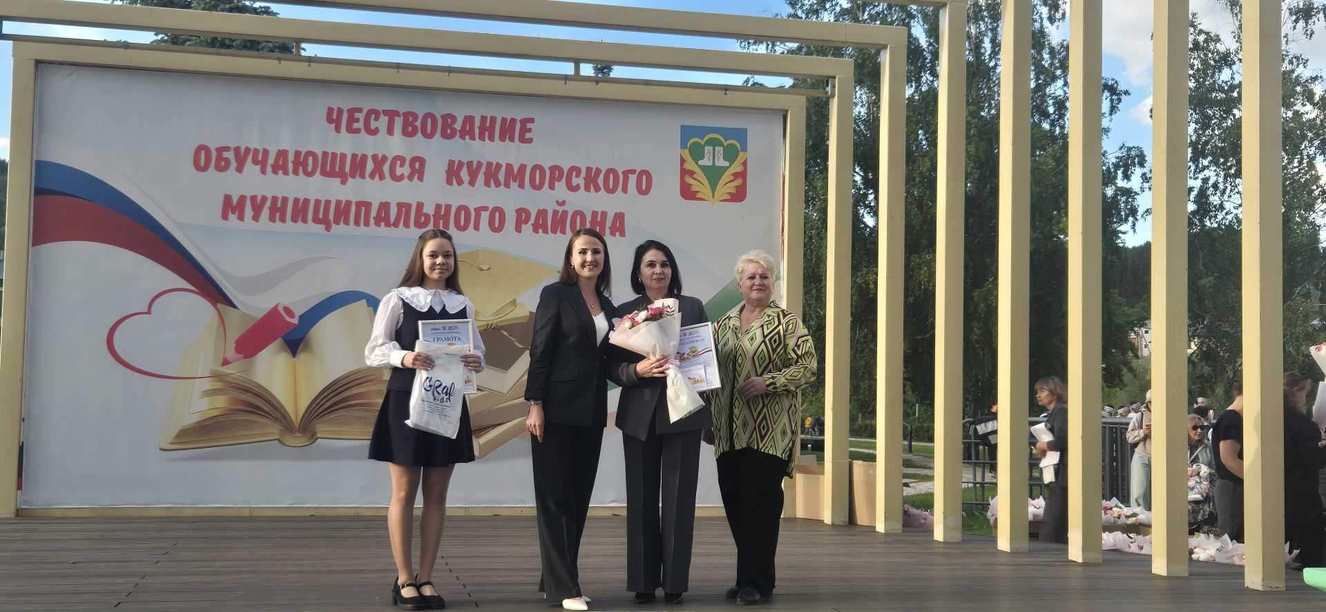Фоторепортаж: Кукмарада уку алдынгылары бүләкләнде