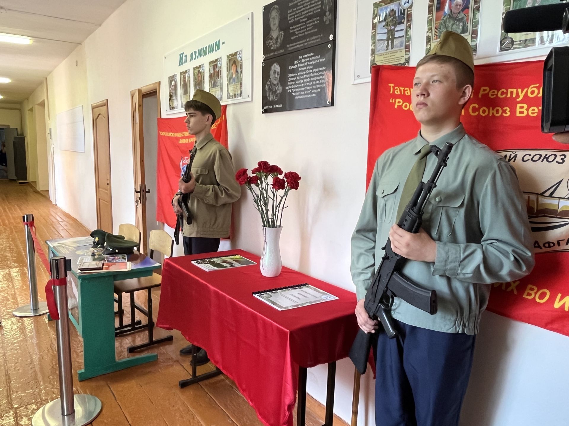 Память, мужество, подвиг: В Кукморском районе открыли мемориальную доску и парты Героев