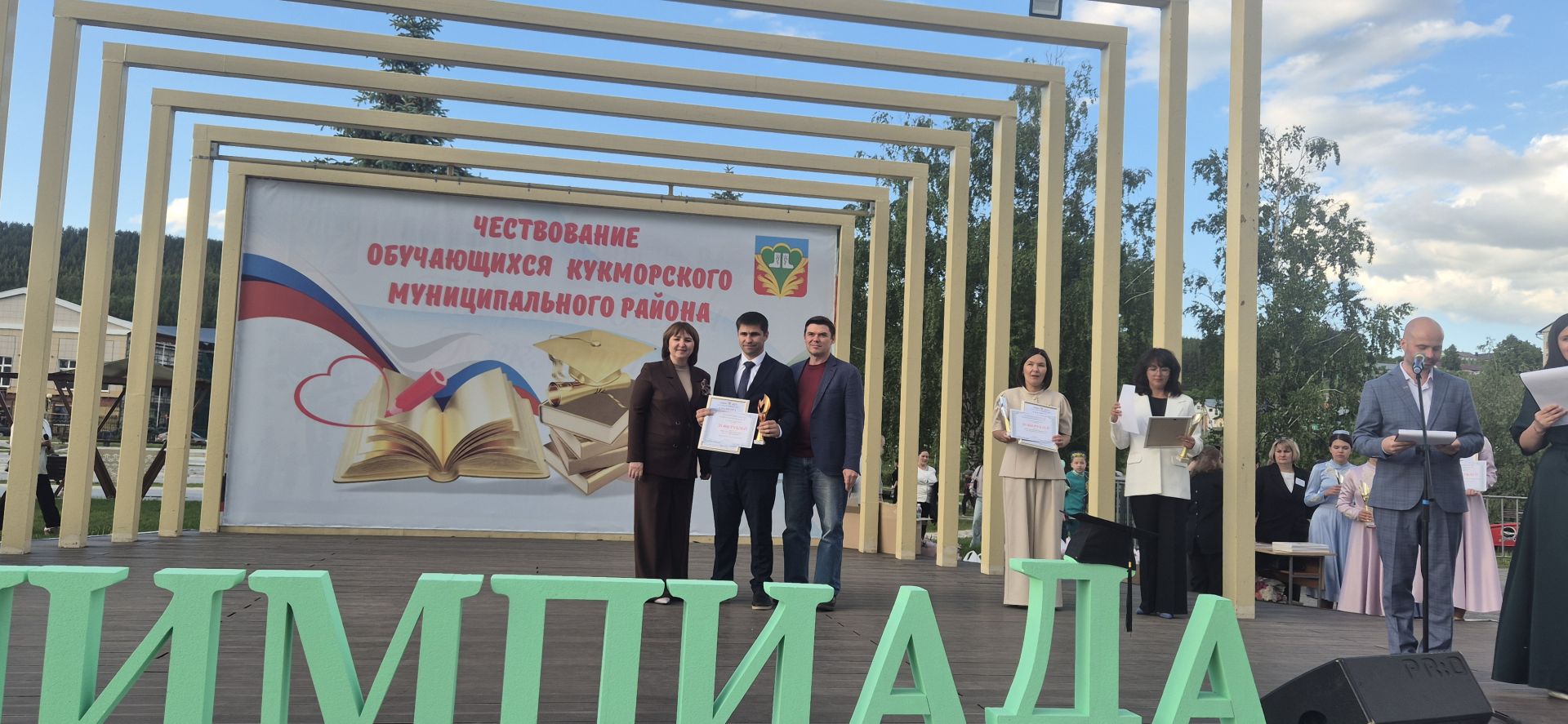 Фоторепортаж: Кукмарада уку алдынгылары бүләкләнде