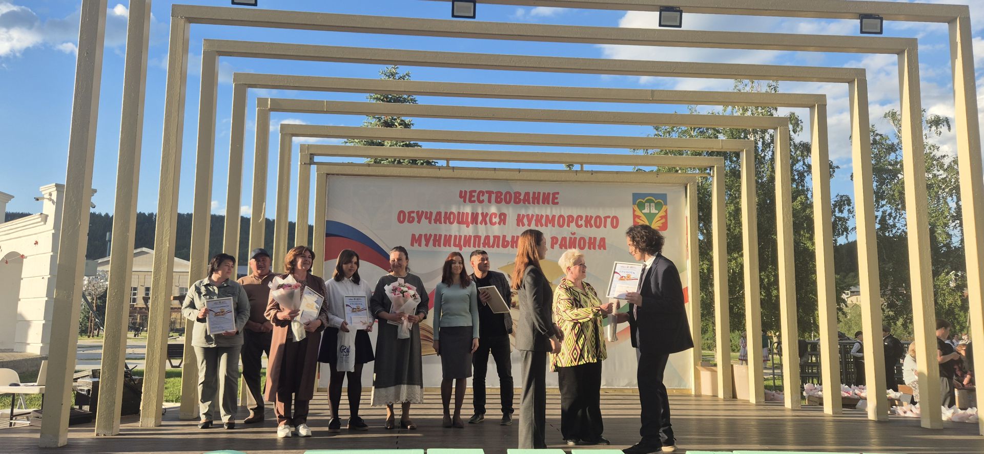 Фоторепортаж: Кукмарада уку алдынгылары бүләкләнде