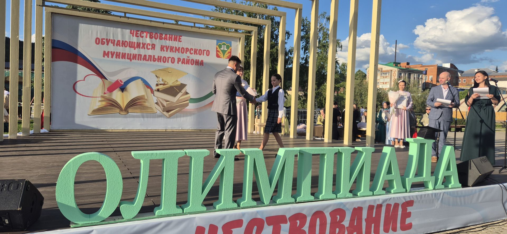 Фоторепортаж: Кукмарада уку алдынгылары бүләкләнде