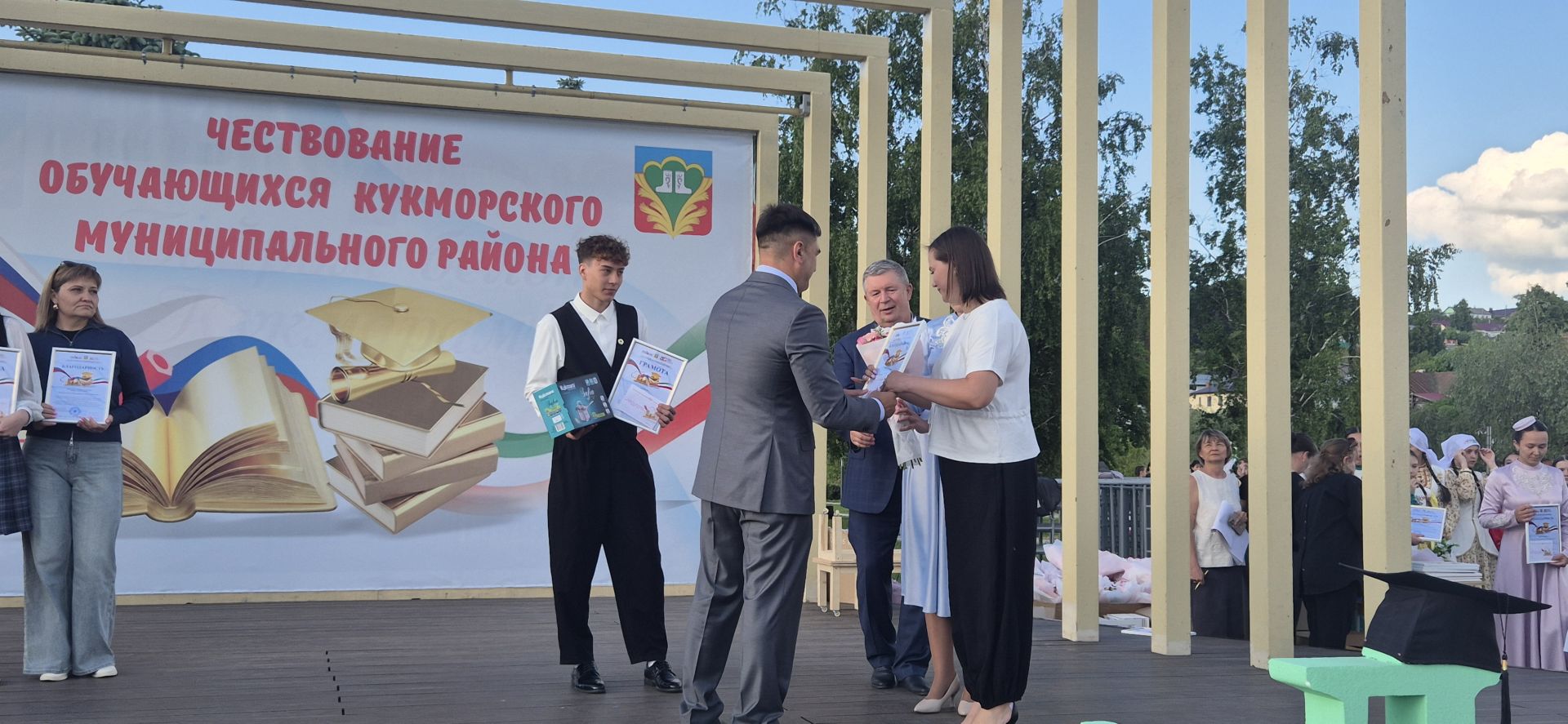 Фоторепортаж: Кукмарада уку алдынгылары бүләкләнде
