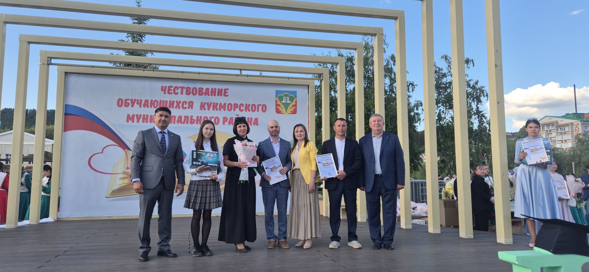 Фоторепортаж: Кукмарада уку алдынгылары бүләкләнде