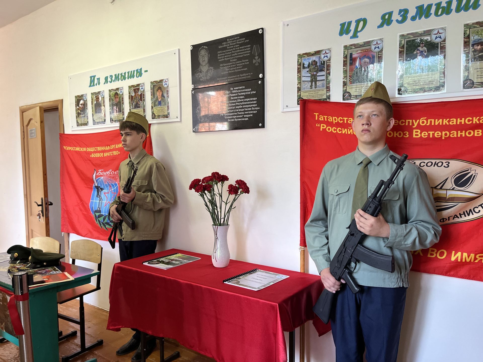Память, мужество, подвиг: В Кукморском районе открыли мемориальную доску и парты Героев