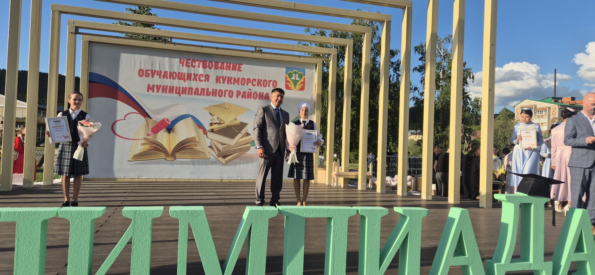 Фоторепортаж: Кукмарада уку алдынгылары бүләкләнде